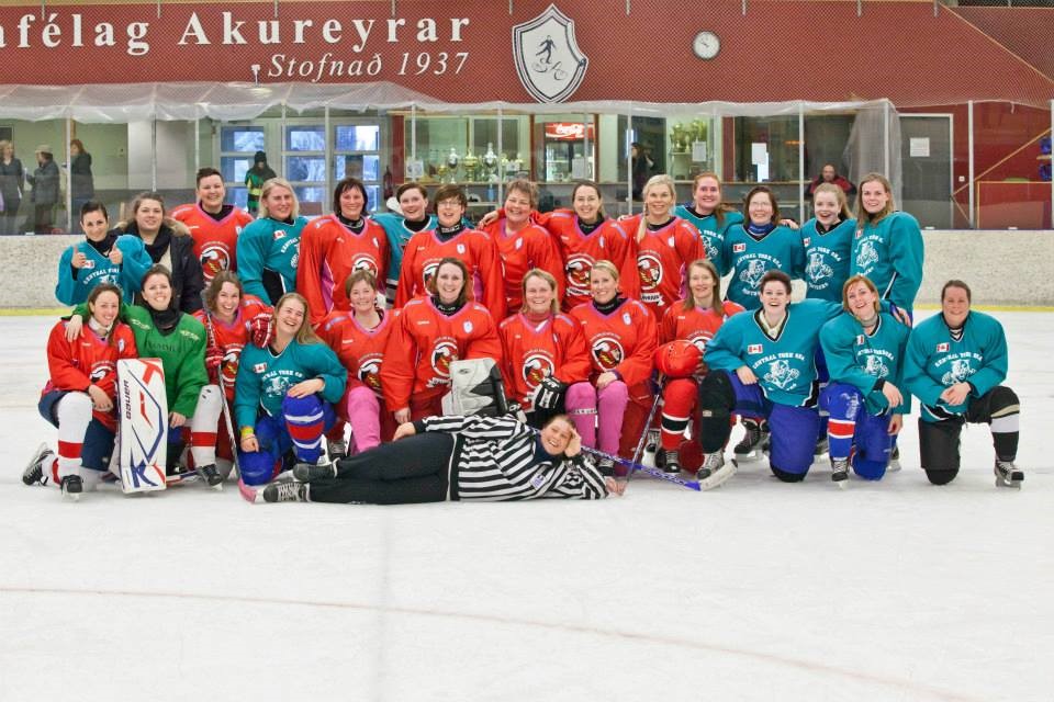 Valkyjur ásamt liði Skautafélags Akureyrar á kvennamóti haustið 2013