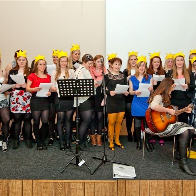 Stelpurnar í meistaraflokki í hokkí tóku lagið, höfðu samið texta til leiðbeiningar fyrir strákana hvernig eigi að vinna
Íslandsmeistaratitil.