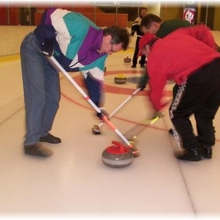 Páll Tómasson, Árni Arason og Guðmundur Pétursson sópa. Gísli Kristinsson í baksýn.