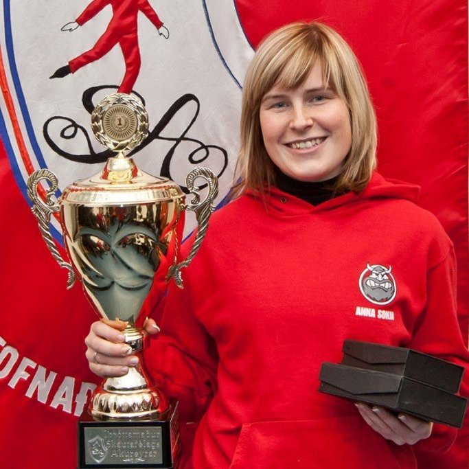 Íþróttamaður SA 2012 Anna Sonja er íþróttamaður SA og hokkíkona ársins hjá ÍHÍ Anna Sonja
Ágústsdóttir er Íþróttmaður Skautafélags Akureyrar 2012. Hún er 24 ára varnarmaður og fyrirliði SA-Ásynja og
því bæði deildar- og Íslandsmeistari með Skautafélagi Akureyrar árið 2012. Hún var á árinu jafnframt fyrirliði
landsliðs Íslands sem tók þátt í Heimsmeistarakeppni Alþjóða íshokkísambandsins í Seúl í S-Kóreu
í apríl. Hún fékk eftir það mót viðurkenningu frá Alþjóða íshokkísambandinu og mótshöldurum sem
besti varnarmaður mótsins, annað árið í röð. Anna Sonja hóf að æfa íshokkí þegar hún var 6 ára gömul
og hefur allan sinn feril leikið með Skautafélagi Akureyrar að undanskildu einu tímabili þegar hún lék með Malmö Redhawks í
Svíþjóð. Hún hefur jafnframt tekið þátt í öllum verknefnum íslenska kvennalandsliðsins síðan það tók
fyrst þátt í Heimsmeistaramóti árið 2005. Anna Sonja var einnig heiðruð af Íshokkísambandi Íslands sem íshokkíkona
ársins 2012. Anna Sonja er mikill íþróttamaður og heilbrigð fyrirmynd.
