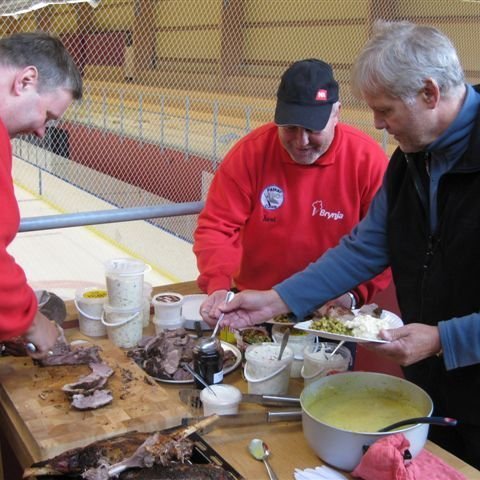 Eiki Bó og Árni raða á diskana