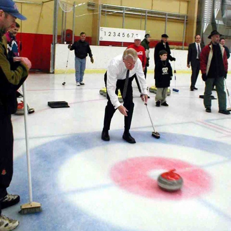 Ólafur Ragnar Grímsson, forseti Íslands, prófar krulluna.