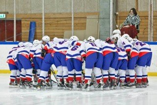 Kvannalandslið Íslands hefur leik í dag