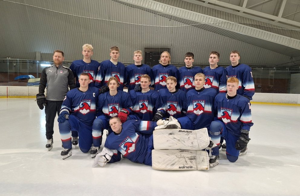 SA drengir í U20 landsliði Íslands 2025 ásamt þjálfaranum Sheldon Reasbeck.