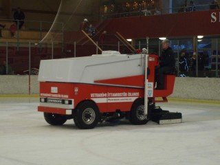 Reynir Sigurðsson á Zamboni. Mynd: Árni Arason