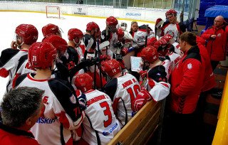 Jussi teiknar upp leikkerfi fyrir leikmenn