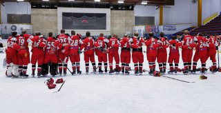 Leikmenn Víkinga hlusta á þjóðsönginn