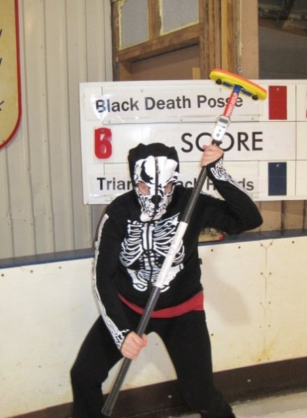 Sarah Wolfe í ógnandi stellingum sem tákngervingur fyrir svarta dauða - íslenskt brennivín. Nafn lið…