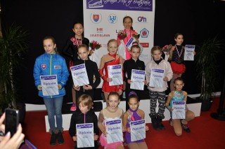 Stelpurnar okkar á verðlaunapalli