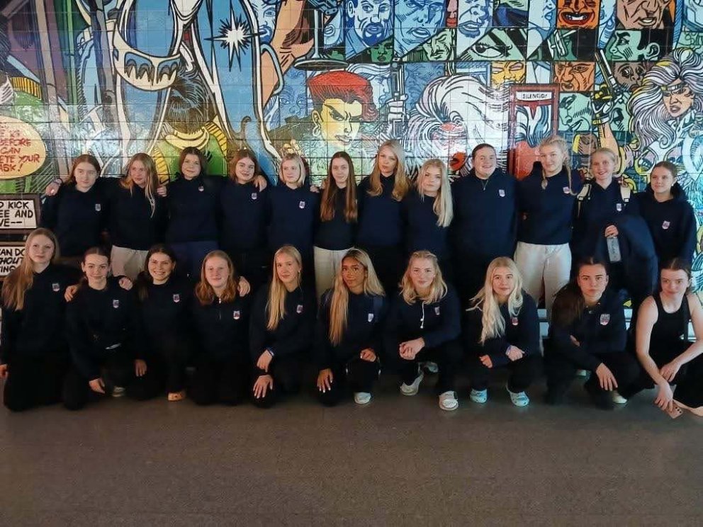 Íslenska U18 stúlkna landslið Íslands 2025 á Keflavíkurflugvelli