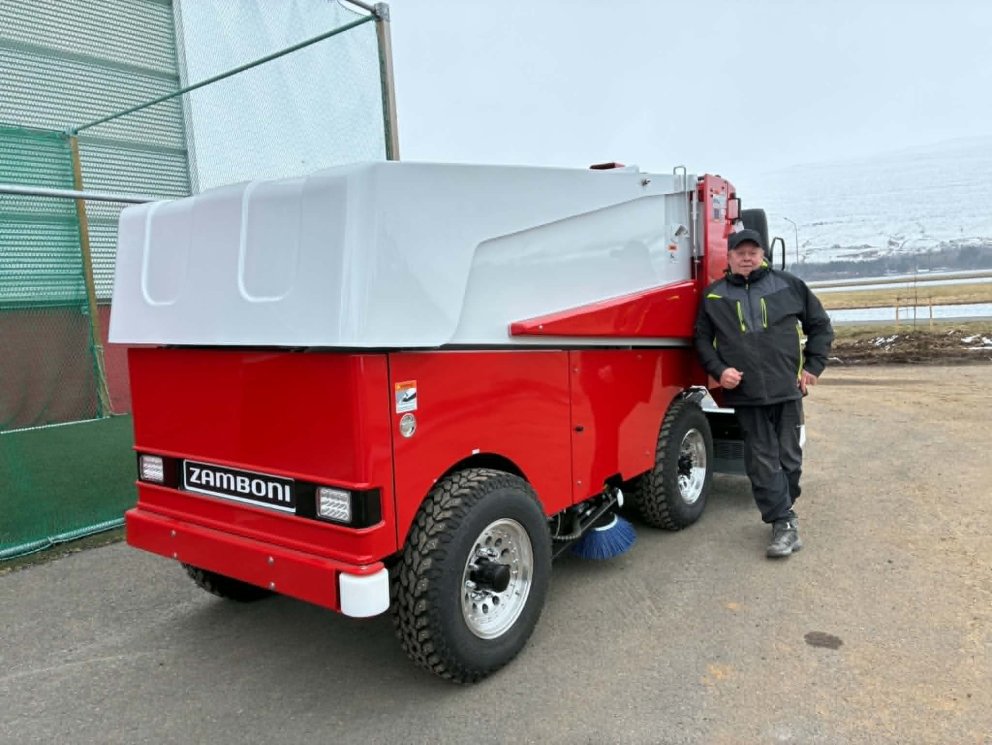 Steini svellagerðarmaður og nýji Zamboni 552 íshefilinn.
