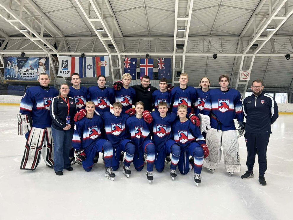 Hópur leikmanna og starfsfólks í U20 landsliði Íslands frá Skautafélagi Akureyrar.
