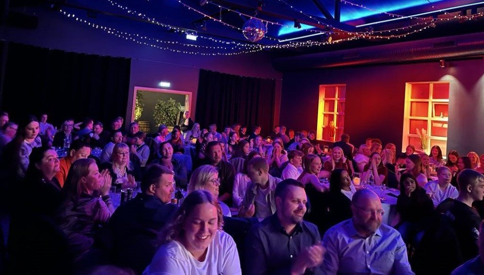 Fullur salur af SA leikmönnum, þjálfurum, foreldrum og velunnurum