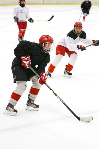 Bergþóra með pökkinn og Vigdís sækir að. Ljósmynd: Jódís Eva