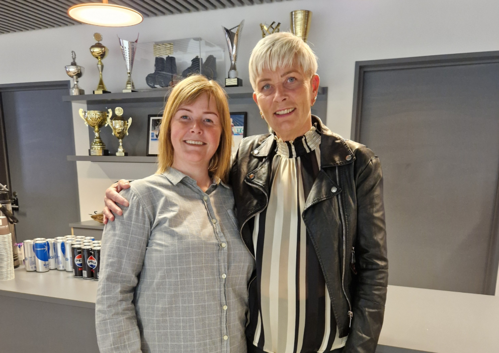 Elísabet Inga Ásgrímsdóttir (til vinstri) nýr formaður íshokkídeildar og Ólöf Björk Sigurðardóttir (…