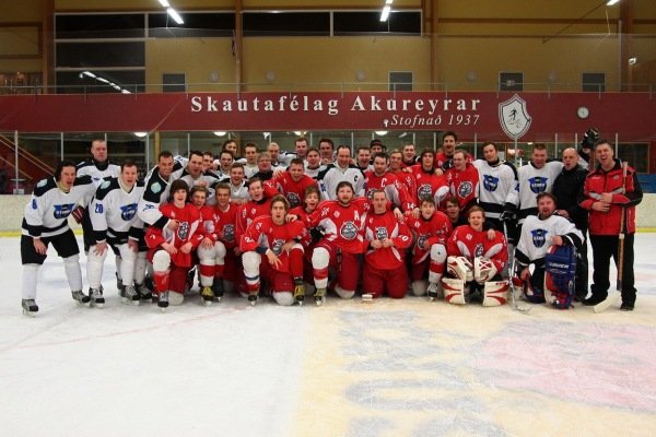 Allur hópurinn í lok leiks.  Myndina tók Sigurgeir Haraldsson