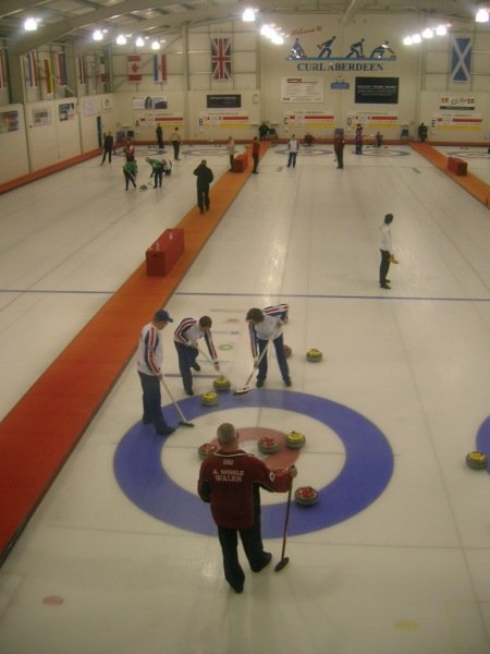 Úr leik Íslands og Wales. Jens og Sveinn sópa en fyrirliðar liðanna, Jón Ingi Sigurðsson og Adrian M…