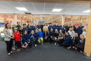 Forsetahjónin ásamt kvennalandsliðum Íslands (D.S)