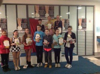 Emilía á verðlaunapalli ásamt öðrum keppendum.