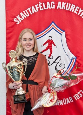 Emilía með verðlaunin (mynd: Ásgrímur Ágústsson)