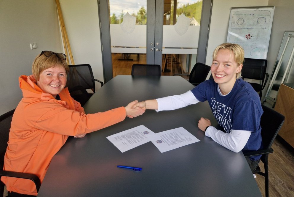 Sunna Björgvinsdóttir og Elísabet Ásgrímsdóttir við undirskriftina í dag.