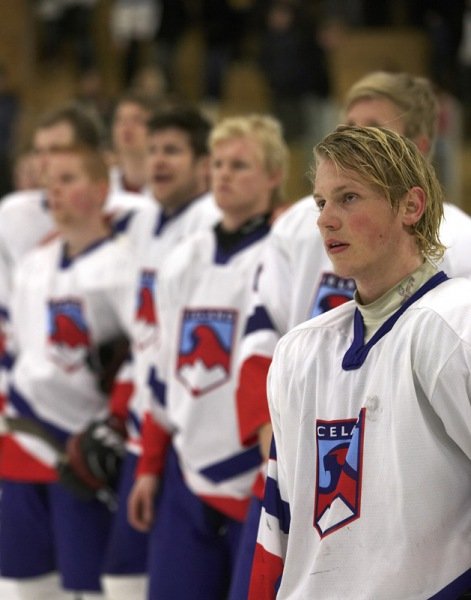 Landsliðið hlustar á þjóðsönginn - ljósmynd Kristján Maack