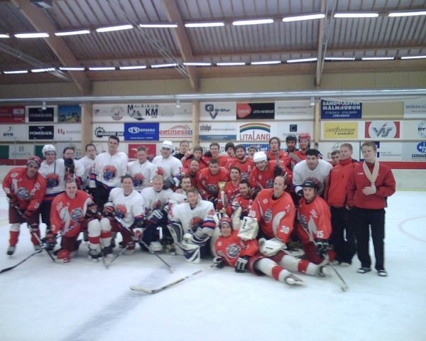 Leikmenn beggja liða að leik loknum.