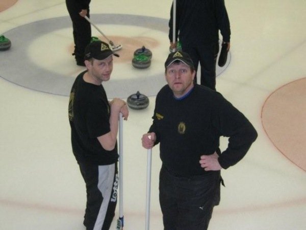 Riddarar mættu Skyttunum í fyrstu umferð Ice Cup. Hér velta Sævar og Tryggvi vöngum en ljósmyndarinn…