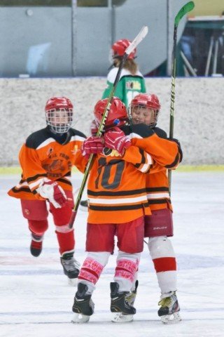 Tatiana Nikitina og Tatiana Sukhova bíða á Reykjavíkurflugvelli í morgun. Myndina tók ein af bandarí…