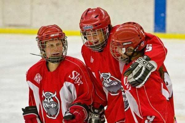 Anna, Birna og Sarah fagna marki.  Ljósmynd Ásgrímur Ágústsson