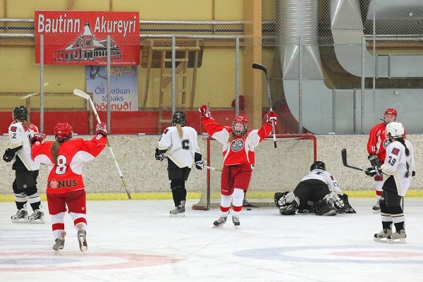 Bergþóra fagnar marki sínu:  Myndina tók afi hennar, Ásgrímur Ágústsson.