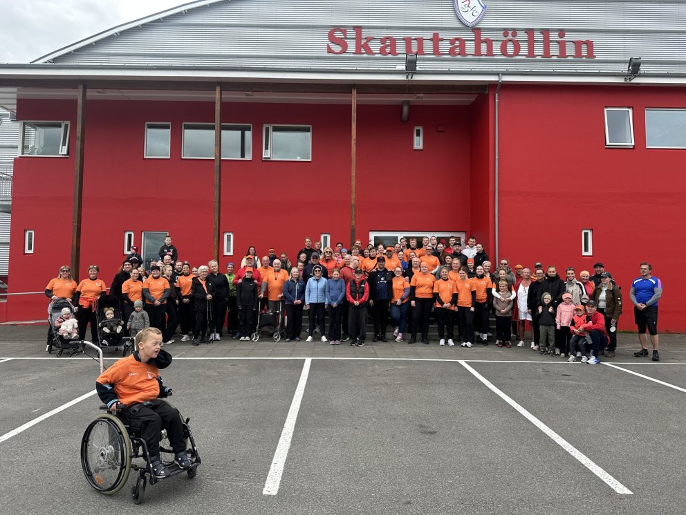 100 manns sprettu úr spori frá Skautahöllinni í gær