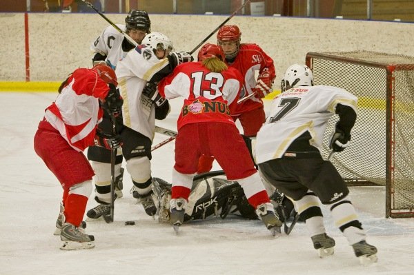 Hart barist í teignum:  Ljósm. Ásgrímur Ágústsson