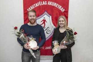 Andri og Emilía með verðlaunin (mynd: Ási)