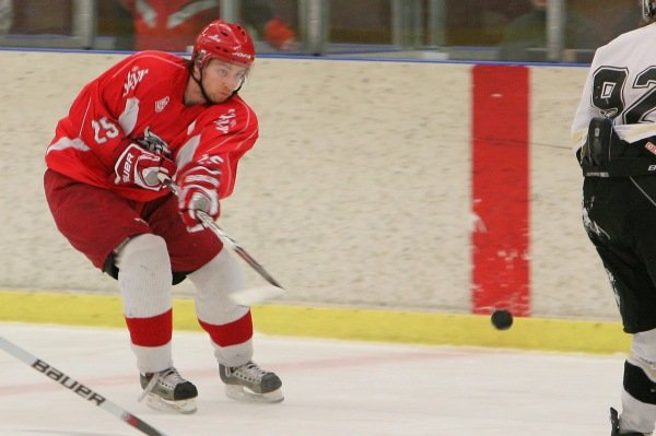 Ingvar Þór lætur vaða á markið.  Ljósmynd Ásgrímur Ágústsson