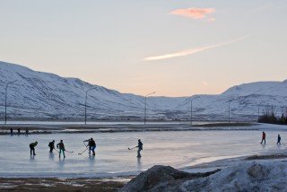 Spilað úti í blíðunni á milli leikja, á skónum.