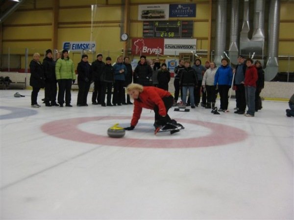 Yfir 70 manns á svellinu - hér er hluti hópsins, starfsfólk Sjúkrahússins að æfa sig fyrir Ólympíule…