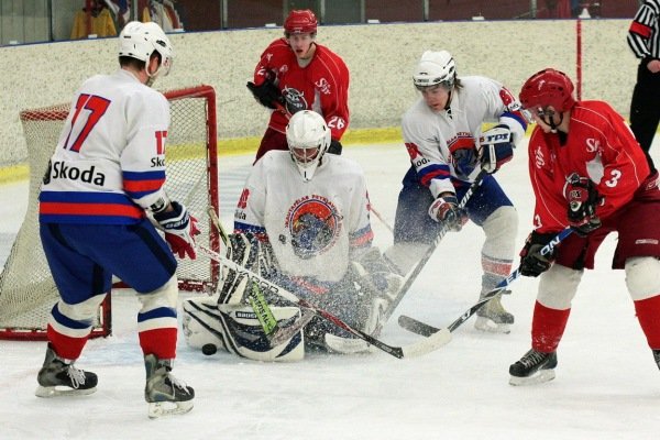 Ævar stóð sig vel í marki SR.  Mynd Sigurgeir Haraldsson