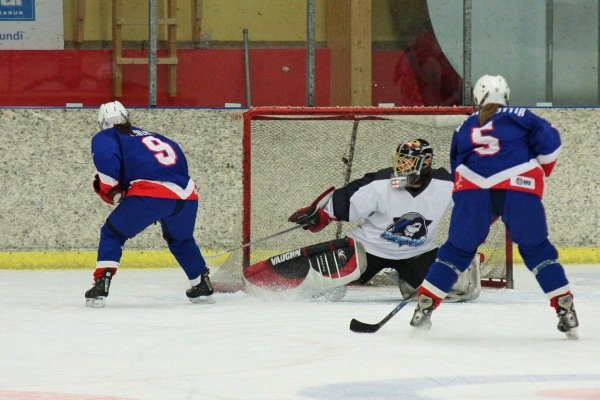 Sarah Smiley skorar eina mark liðsins í fyrri leik. Ljósm.Sigurgeir Haraldsson