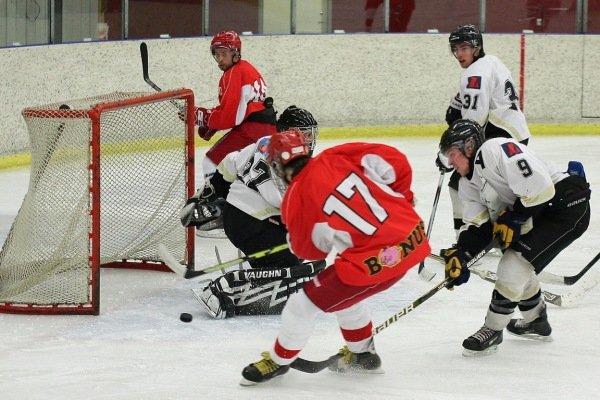 Sigurður Reynisson skorar sitt fyrsta mark.  Ljósmynd Sigurgeir Haraldsson