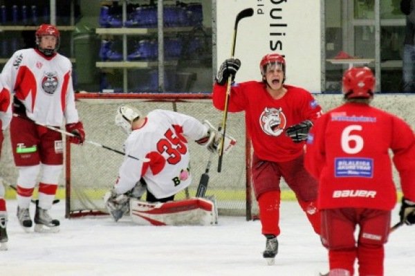 Aron Böðvarsson fagnar eftir að hafa skoraði í síðustu viðureign liðanna. Mynd Sigurgeir Haraldsson