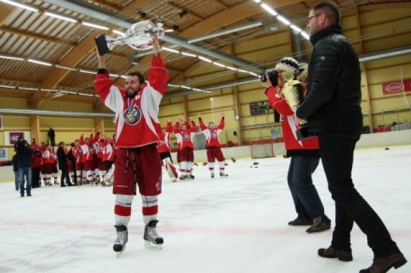 Jón Gísla fyrirliði lyftir bikarnum:  Ljósmynd Sigurgeir Haraldsson