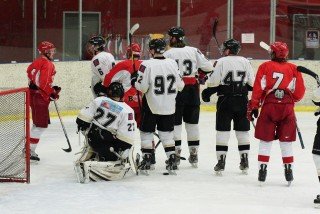 Húnarnir eiga eitthvað vantalað við Simma!!