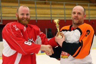 Davíð tekur við bikarnum.