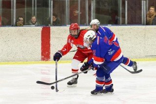 Kolbrún í baráttu um pökkinn (mynd: Elvar Pálsson)