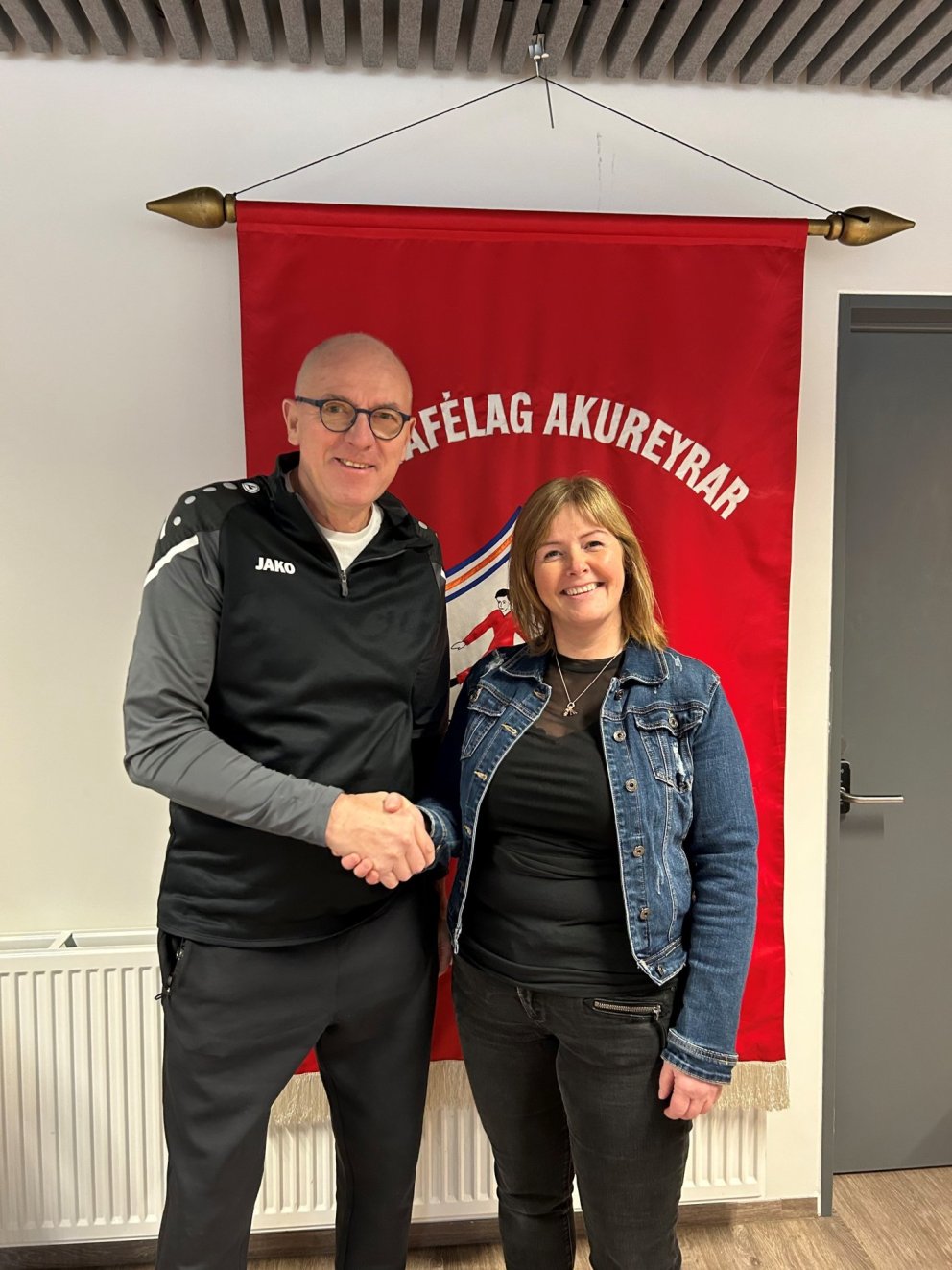 Jóhann Guðjónsson frá Jako og Elísabetu Ásgrímsdóttir formaður íshokkídeildar SA.