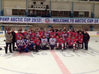 Íslenska og kanadíska liðið. Mynd: Birgir Reyniss.