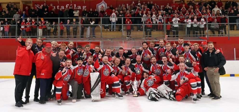 Hópmynd af liðinu ásamt staffi - myndina tók Skapti Hallgrímsson