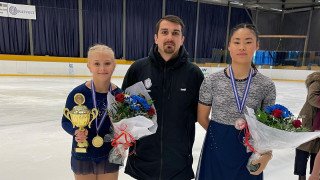 Sædís og Freydís ásamt Sergey þjálfara SA.