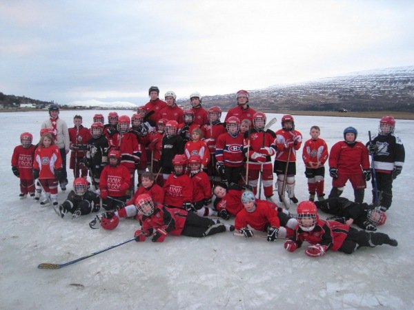 Kátir krakkar á tjörninni ásamt þjálfurum